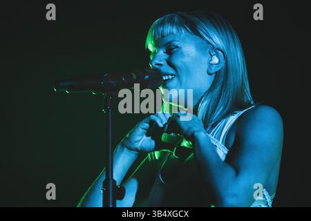 Copenhague, Danemark. 29 avril 2025. La chanteuse et compositrice norvégienne Aurora donne un concert au KB Hallen à Frederiksberg, Copenhague. Banque D'Images