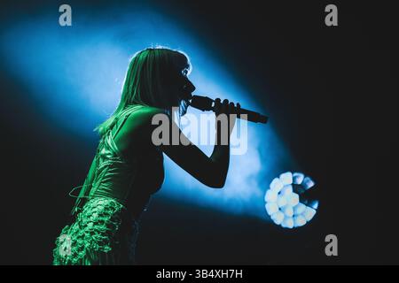 Copenhague, Danemark. 29 avril 2025. La chanteuse et compositrice norvégienne Aurora donne un concert au KB Hallen à Frederiksberg, Copenhague. Banque D'Images