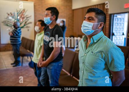 21 février 2021, Phoenix, Arizona, États-Unis : une congrégation clairsemée en personne vénère à l'église presbytérienne Betania à Phoenix, Arizona, tandis que d'autres se rassemblent en ligne. (Crédit image : © Gregg Brekke/ZUMA Press Wire) Banque D'Images