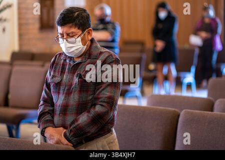 21 février 2021, Phoenix, Arizona, États-Unis : une congrégation clairsemée en personne vénère à l'église presbytérienne Betania à Phoenix, Arizona, tandis que d'autres se rassemblent en ligne. (Crédit image : © Gregg Brekke/ZUMA Press Wire) Banque D'Images