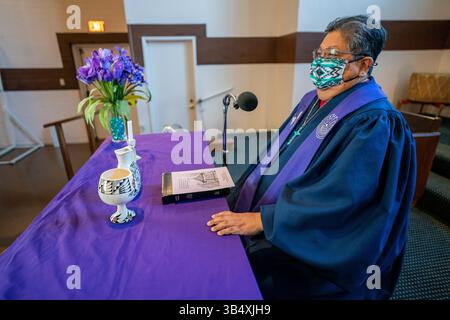 21 février 2021, Phoenix, Arizona, États-Unis : Rev. Martha Sadongei lors d'un enregistrement d'un service en ligne à l'église presbytérienne centrale de Phoenix, Arizona. (Crédit image : © Gregg Brekke/ZUMA Press Wire) Banque D'Images