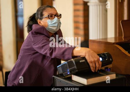 21 février 2021, Phoenix, Arizona, États-Unis : Mme Betty Ricardo Gâ€”mez de Betania Presbyterian Church, Phoenix, Arizona, ajuste le projecteur utilisé pendant les services de diffusion en direct. (Crédit image : © Gregg Brekke/ZUMA Press Wire) Banque D'Images