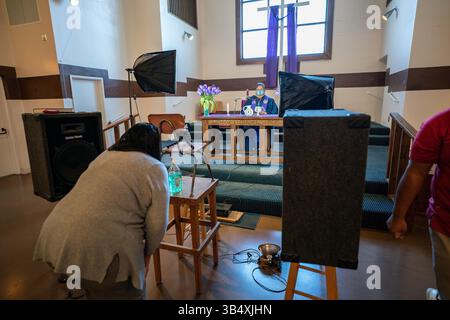 21 février 2021, Phoenix, Arizona, États-Unis : Carina Chimerical aide à la configuration lors d'un enregistrement d'un service en ligne pour Central Presbyterian Church à Phoenix, Arizona. (Crédit image : © Gregg Brekke/ZUMA Press Wire) Banque D'Images