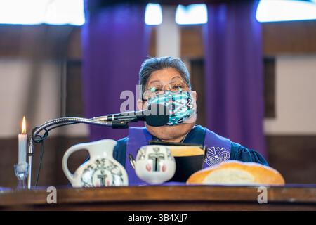 21 février 2021, Phoenix, Arizona, États-Unis : Rev. Martha Sadongei lors d'un enregistrement d'un service en ligne à l'église presbytérienne centrale de Phoenix, Arizona. (Crédit image : © Gregg Brekke/ZUMA Press Wire) Banque D'Images