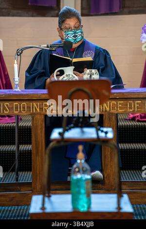 21 février 2021, Phoenix, Arizona, États-Unis : Rev. Martha Sadongei lors d'un enregistrement d'un service en ligne à l'église presbytérienne centrale de Phoenix, Arizona. (Crédit image : © Gregg Brekke/ZUMA Press Wire) Banque D'Images