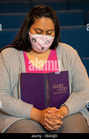 21 février 2021, Phoenix, Arizona, États-Unis : Carina Chimerical prie lors d'un enregistrement d'un service en ligne pour Central Presbyterian Church à Phoenix, Arizona. (Crédit image : © Gregg Brekke/ZUMA Press Wire) Banque D'Images