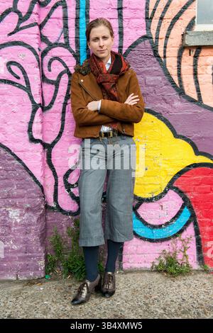 Portrait femme biaisée de genre, portant la mode masculine dans un environnement industriel. MR=OUI Banque D'Images