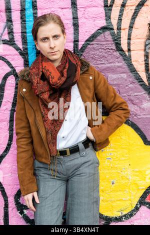 Portrait femme biaisée de genre, portant la mode masculine dans un environnement industriel. Tilburg, pays-Bas. MR=OUI Banque D'Images