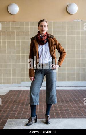 Tilburg, pays-Bas. Portrait femme biaisée de genre, portant la mode masculine dans un environnement industriel. MR=OUI Banque D'Images