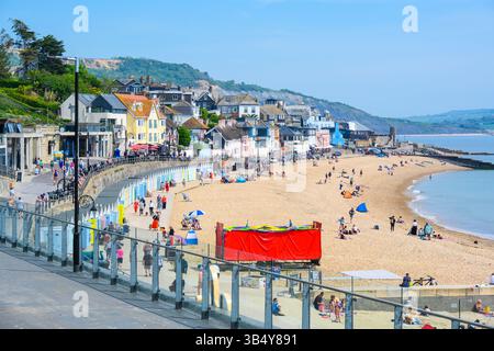 Lyme Regis, Dorset, Royaume-Uni. 1er mai 2025. Météo britannique : les foules affluent vers la jolie plage de la station balnéaire de Lyme Regis pour profiter au mieux du temps chaud et ensoleillé avant le week-end des vacances bancaires de début mai. Crédit : Celia McMahon/Alamy Live News Banque D'Images