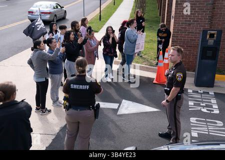 27 avril 2022, Fairfax, Virginie, États-Unis : les fans se rassemblent pour regarder l'acteur Johnny Depp quitter le palais de justice du comté de Fairfax suite à la procédure engagée par Wednesdayâ dans l'affaire de diffamation intentée par Depp contre son ex-épouse Amber entendue à Fairfax, V.A., le mercredi 27 avril 2022 (crédit image : © Sarah Silbiger/CNP via ZUMA Press Wire) Banque D'Images