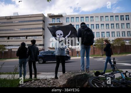 27 avril 2022, Fairfax, Virginie, États-Unis : les fans se rassemblent pour regarder l'acteur Johnny Depp quitter le palais de justice du comté de Fairfax suite à la procédure engagée par Wednesdayâ dans l'affaire de diffamation intentée par Depp contre son ex-épouse Amber entendue à Fairfax, V.A., le mercredi 27 avril 2022 (crédit image : © Sarah Silbiger/CNP via ZUMA Press Wire) Banque D'Images