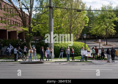 27 avril 2022, Fairfax, Virginie, États-Unis : les fans se rassemblent pour regarder l'acteur Johnny Depp quitter le palais de justice du comté de Fairfax suite à la procédure engagée par Wednesdayâ dans l'affaire de diffamation intentée par Depp contre son ex-épouse Amber entendue à Fairfax, V.A., le mercredi 27 avril 2022 (crédit image : © Sarah Silbiger/CNP via ZUMA Press Wire) Banque D'Images