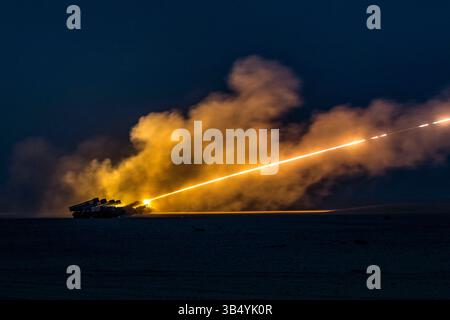 8 janvier 2019, Camp Buehring, Koweït : des soldats américains affectés à la 65e brigade d'artillerie de campagne, tirent le système de fusée d'artillerie à grande mobilité M142 connu sous le nom de HIMARS lors d'un exercice conjoint de tir réel au Camp Buehring, le 8 janvier 2019 au Camp Buehring, Koweït. (Crédit image : © Sgt. James Lefty Larimer/US Army/Planet Pix via ZUMA Press Wire) Banque D'Images