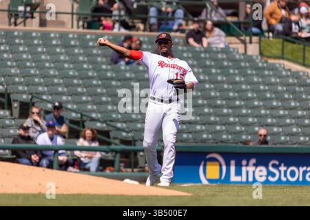 30 avril 2022 : Richard Urena (15 ans), le joueur de Rochester Red Wings, fait un lancer dans un match contre les Red Wings. Les Red Wings de Rochester accueillent les mets de Syracuse dans un match de Ligue internationale au Frontier Field à Rochester, New York. (Jonathan Tenca/CSM)(image crédit : © Jonathan Tenca/CSM via ZUMA Press Wire) Banque D'Images