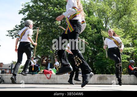 Highbury Corner, Londres, Royaume-Uni. 1er mai 2025. Les danseurs Morris de l'Islington Milkmaids Garland célèbrent le 1er mai. Credit : Matthew Chattle/Alamy Live News Banque D'Images
