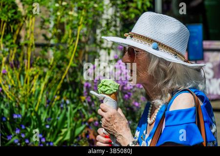 Londres, Royaume-Uni. 1er mai 2025. Jamais trop vieux pour profiter et la crème glacée - le temps chaud et ensoleillé permet aux visiteurs de profiter de se promener parmi la fête des plantes à fleurs dans les plus larges terrains de Kew Gardens. Crédit : Guy Bell/Alamy Live News Banque D'Images