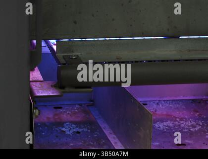 Allumage pilote dans une chaudière à gaz naturel pour réservoirs d'eau chaude dans le bâtiment. Gros plan. Flammes violettes et lumière avec des sédiments rapportés. Gaz sûr, technicien ou plu Banque D'Images