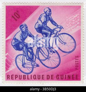GUINÉE - 1963 mars 16 : timbre-poste magenta, rose lilas et outremer à 10 francs représentant le cyclisme. Le cyclisme, aussi, lorsqu'il est sur un vélo à deux roues, appelé vélo ou vélo, est l'utilisation de cycles pour le transport, les loisirs, l'exercice ou le sport. Les personnes engagées dans le cyclisme sont appelées « cyclistes », « cyclistes », ou « cyclistes ». Outre les bicyclettes à deux roues, le « cyclisme » comprend également la conduite de monocycles, tricycles, quadricycles, véhicules à position allongée et véhicules à propulsion humaine similaires (HPV). Les bicyclettes ont été introduites au XIXe siècle et sont aujourd'hui au nombre d'environ un milliard dans le monde Banque D'Images
