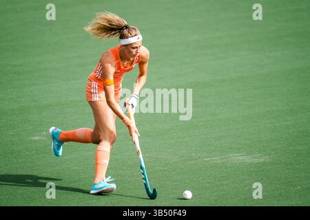 Amstelveen, pays-Bas. 27th juin 2023. AMSTELVEEN, PAYS-BAS - JUIN 27: Yibbi Jansen, des pays-Bas, dribbles avec le ballon pendant le match des femmes de la FIH Hockey Pro League entre les pays-Bas et la Nouvelle-Zélande au Wagener Stadion 27 juin 2023 à Amstelveen, pays-Bas (photo de René Nijhuis/BSR Agency) crédit: BSR Agency/Alay Live News Banque D'Images