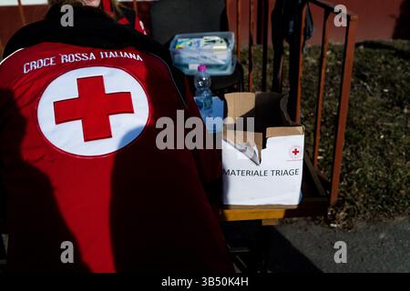 20 mars 2022, Lviv, Oblast de Lviv, Ukraine : opérateur de la Croix-Rouge italienne à Lviv, Ukraine le 20 mars 2022. La Croix-Rouge italienne a organisé une intervention sur le territoire ukrainien pour faire sortir du pays en guerre les personnes qui ont besoin d'une assistance spéciale pour les amener en Italie. (Crédit image : © Vincenzo Circosta/ZUMA Press Wire) Banque D'Images
