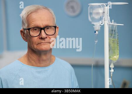 Portrait d'un homme âgé recevant un traitement médical Banque D'Images