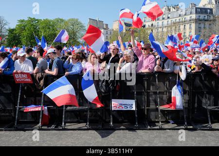 27 mars 2022, Paris, France : Eric Zemmour, espoir présidentiel français, organise un rassemblement sur la place Trocadéro à Paris devant des milliers de supporters. Le candidat d’extrême droite espère se rendre au second tour des élections françaises du 10 avril 2022 pour tenter de vaincre l’actuel président français Macron. (Crédit image : © Remon Haazen/ZUMA Press Wire Service) Banque D'Images