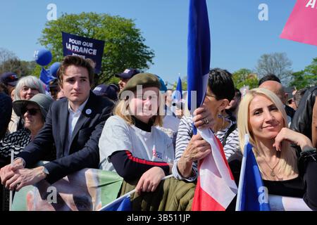 27 mars 2022, Paris, France : Eric Zemmour, espoir présidentiel français, organise un rassemblement sur la place Trocadéro à Paris devant des milliers de supporters. Le candidat d’extrême droite espère se rendre au second tour des élections françaises du 10 avril 2022 pour tenter de vaincre l’actuel président français Macron. (Crédit image : © Remon Haazen/ZUMA Press Wire Service) Banque D'Images