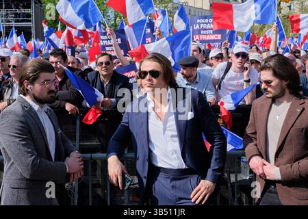 27 mars 2022, Paris, France : Eric Zemmour, espoir présidentiel français, organise un rassemblement sur la place Trocadéro à Paris devant des milliers de supporters. Le candidat d’extrême droite espère se rendre au second tour des élections françaises du 10 avril 2022 pour tenter de vaincre l’actuel président français Macron. (Crédit image : © Remon Haazen/ZUMA Press Wire Service) Banque D'Images