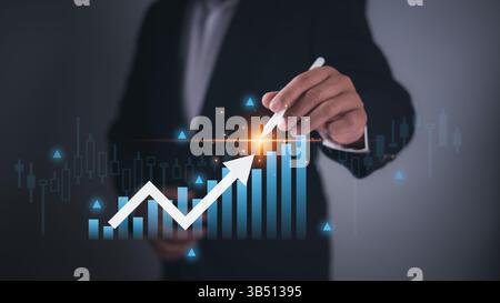 Homme d'affaires analysant le graphique boursier avec graphique à barres de croissance et tendance de flèche, succès financier, stratégie d'investissement, prévision économique et données ana Banque D'Images