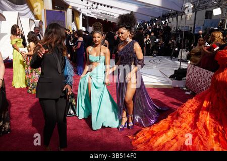 27 mars 2022 - Hollywood, Californie, Etats-Unis - HALLE BAILEY et CHLOE BAILEY arrivent sur le tapis rouge des 94e Oscars au Dolby Theatre de l'Ovation Hollywood. (Crédit image : © Matt Sayles/AMPAS/ZUMA Press Wire Service/ZUMAPRESS.com) Banque D'Images