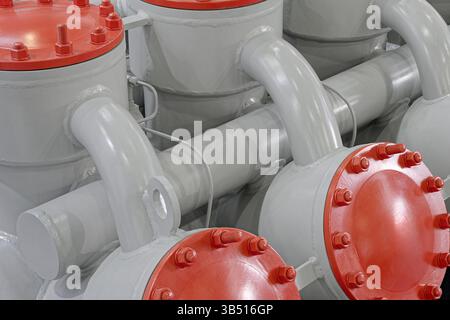 Diverses parties de l'équipement à haute pression - tuyaux en acier, brides et bouchons, gros plan, fond industriel abstrait Banque D'Images