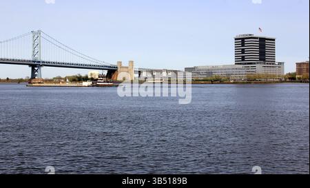 Camden, NJ, front de mer, pont Ben Franklin sur la gauche, vu de Philadelphie, PA, États-Unis Banque D'Images