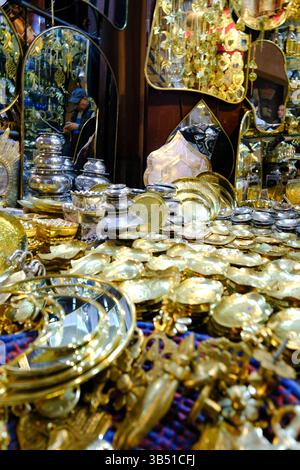 28 DEC 2024 - Marrakech, Maroc - une collection de lanternes marocaines artisanales traditionnelles et d'articles en cuivre dans un étal de marché dans un marché de souk. Banque D'Images