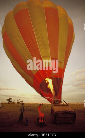 Kenya. Maasai Mara. Keekorok. Montgolfière. Ballon en cours de gonflage prêt pour le lancement au lever du soleil. Banque D'Images