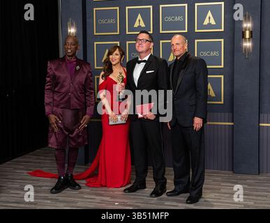 27 mars 2022, Hollywood, Californie, États-Unis : Greig Fraser (2e R), lauréat du prix de la meilleure cinématographie pour ''Dune'', pose dans la salle de presse avec les présentateurs Wesley Snipes (l) Rosie Perez (2e l) et Woody Harrelson dans la salle de presse de la 94e cérémonie annuelle des Academy Awards qui s'est tenue le dimanche 27 mars 2022 au Dolby Theater à Hollywood, Californie. PRENSA INTERNACIONAL (crédit image : © Prensa Internacional via ZUMA Press Wire) Banque D'Images