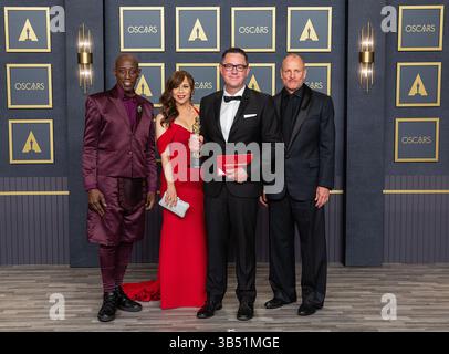 27 mars 2022, Hollywood, Californie, États-Unis : Greig Fraser (2e R), lauréat du prix de la meilleure cinématographie pour ''Dune'', pose dans la salle de presse avec les présentateurs Wesley Snipes (l) Rosie Perez (2e l) et Woody Harrelson dans la salle de presse de la 94e cérémonie annuelle des Academy Awards qui s'est tenue le dimanche 27 mars 2022 au Dolby Theater à Hollywood, Californie. PRENSA INTERNACIONAL (crédit image : © Prensa Internacional via ZUMA Press Wire) Banque D'Images