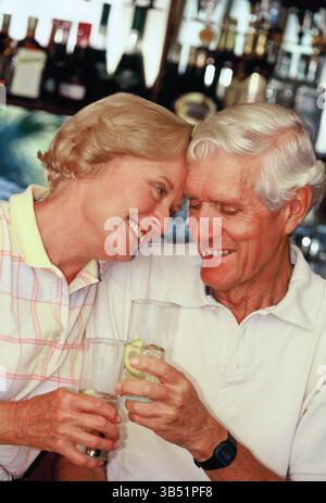 Homme et femme senior buvant au bar. Banque D'Images