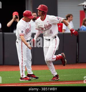 30 mars 2022 : Zach Dezenzo (4 ans), infidié des Buckeyes de l'Ohio State, célèbre son home run avec Greg Beals (9 ans), entraîneur-chef des Buckeyes de l'Ohio State, dans leur match à Columbus, Ohio. Brent Clark/CSM(image de crédit : Banque D'Images