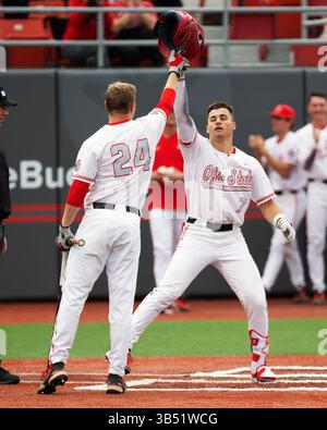 30 mars 2022 : L'outfielder des Buckeyes de l'Ohio State Kade Kern (7 ans) célèbre son home run avec l'outfielder des Buckeyes de l'Ohio State Mitchell Okuley (24 ans) dans leur match à Columbus, Ohio. Brent Clark/CSM(image de crédit : Banque D'Images