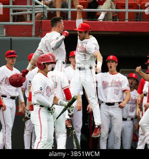 30 mars 2022 : Zach Dezenzo (4 ans), infidèle des Buckeyes de l'Ohio State, célèbre son home run avec Joey Aden (1 an), outfielder des Buckeyes de l'Ohio State, dans leur match à Columbus, Ohio. Brent Clark/CSM(image de crédit : Banque D'Images