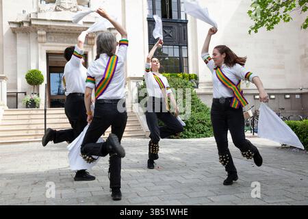 Londres, Royaume-Uni. 1er mai 2025. Pour célébrer le 1er mai, la troupe New Esperance Morris a exécuté des danses traditionnelles à l'extérieur de l'hôtel de ville d'Islington. Ils dansent dans divers lieux autour d'Islington, portant la guirlande des Milk Maids entre les lieux. Crédit : Anna Watson/Alamy Live News Banque D'Images