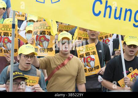 Les participants tiennent des pancartes et chantent des slogans lors d'un rassemblement à Taipei, Taiwan, pour marquer la Journée internationale du travail annuelle le 1er mai 2025. Copyright : xJameson Wux Banque D'Images