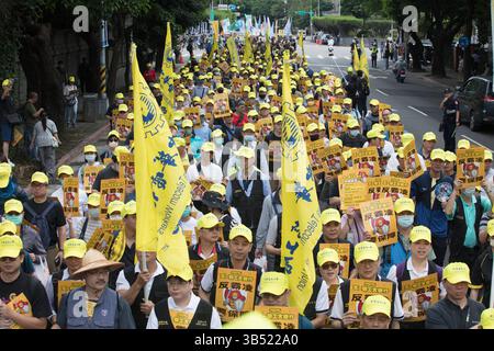 Les participants tiennent des pancartes et chantent des slogans lors d'un rassemblement à Taipei, Taiwan, pour marquer la Journée internationale du travail annuelle le 1er mai 2025. Copyright : xJameson Wux Banque D'Images