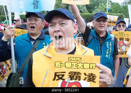 Les participants tiennent des pancartes et chantent des slogans lors d'un rassemblement à Taipei, Taiwan, pour marquer la Journée internationale du travail annuelle le 1er mai 2025. Copyright : xJameson Wux Banque D'Images