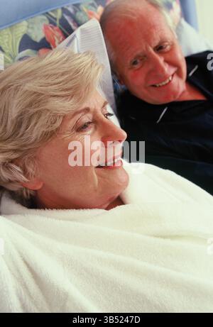Senior homme et femme couchés dans le lit. Banque D'Images