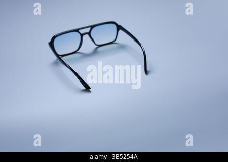 Une élégante paire de lunettes modernes dans un cadre minimaliste. Un design élégant et des montures de haute qualité mettent en valeur la mode et la fonctionnalité. Parfait Banque D'Images
