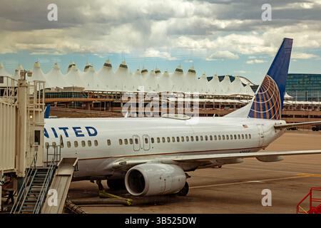 Denver, Colorado - Un jet United Airlines à l'aéroport international de Denver. Banque D'Images
