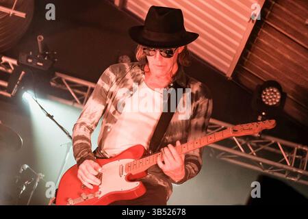 1er avril 2022, Southampton, Hampshire, Royaume-Uni : Rock Freebass AKA Mark Sams, bassiste du groupe britannique Acid Country Alabama 3, connu sous le nom de A3 aux États-Unis, jouant sur scène au Engine Rooms Southampton. (Crédit image : © Dawn Fletcher-Park/SOPA images via ZUMA Press Wire) Banque D'Images
