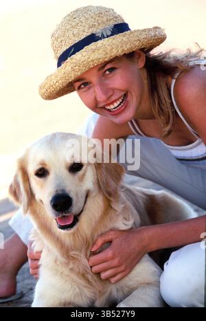 Une jeune femme ferme dehors avec son chien. Banque D'Images
